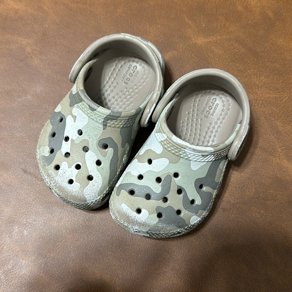 Size 4 Toddler Light Camo Crocs